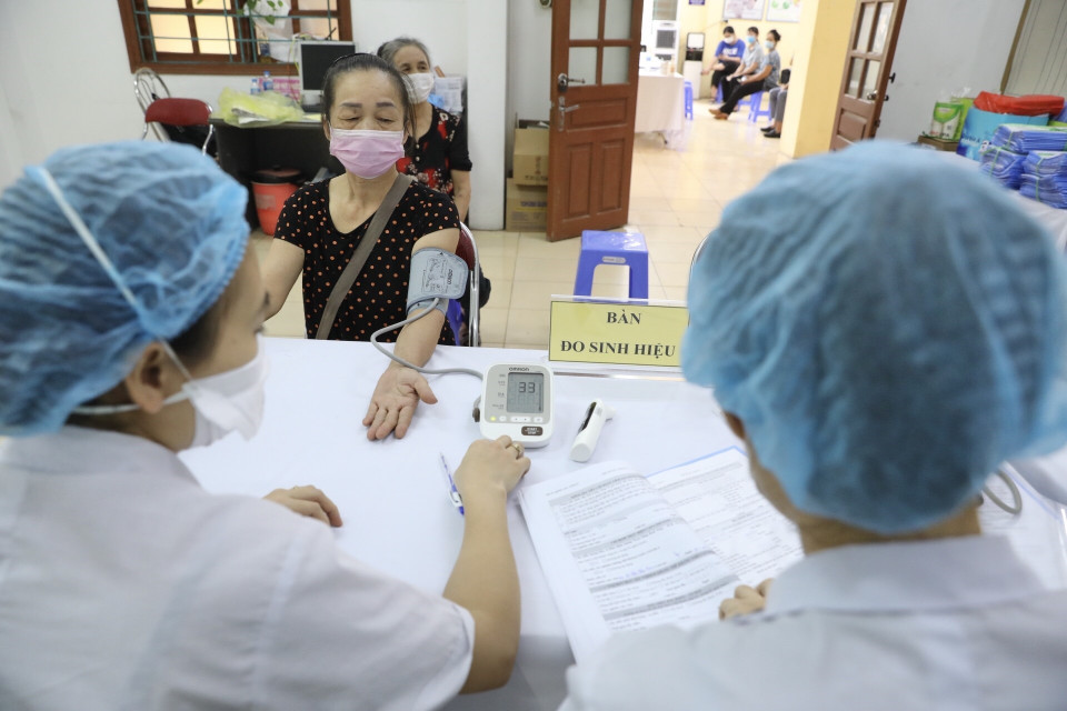 Việc tiêm thử nghiệm nhằm thực hiện chỉ đạo của Thủ tướng Chính phủ và Bộ trưởng Bộ Y tế về việc đẩy nhanh tiến độ triển khai thử nghiệm lâm sàng vacine Nano Covax phòng COVID-19 do Việt Nam sản xuất. (Ảnh: Minh Quyết/TTXVN)