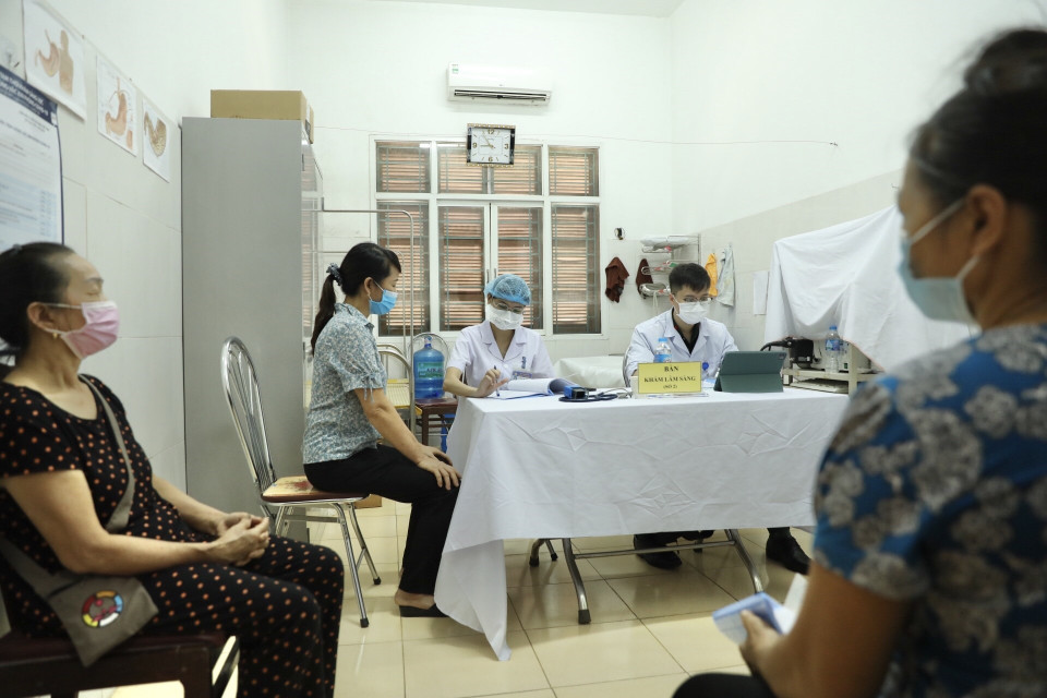 Khu vực khám sàng lọc trước tiêm tại Trung tâm y tế huyện Văn Lâm. (Ảnh: Minh Quyết/TTXVN)