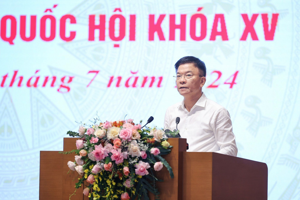Phó Thủ tướng Lê Thành Long báo cáo triển khai thi hành một số Luật, Nghị quyết của Quốc hội khóa 15. (Ảnh: Dương Giang/TTXVN)