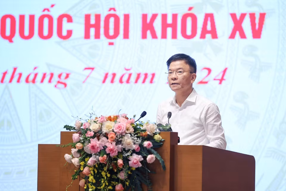 Phó Thủ tướng Lê Thành Long báo cáo triển khai thi hành một số Luật, Nghị quyết của Quốc hội khóa 15. (Ảnh: Dương Giang/TTXVN)