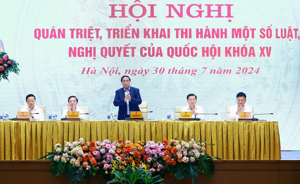 Thủ tướng Phạm Minh Chính chủ trì Hội nghị quán triệt, triển khai thi hành một số Luật, Nghị quyết của Quốc hội khóa 15. (Ảnh: Dương Giang/TTXVN)