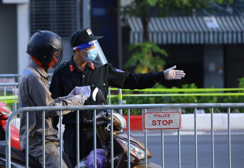 Người dân có đầy đủ giấy tờ hợp lệ mới được qua chốt cầu Vĩnh Tuy. (Ảnh: Hoàng Hiếu/TTXVN)