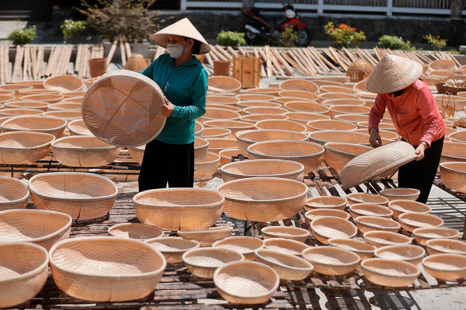 Đến nay, Hợp tác xã mây tre đan Bao La thu hút hơn 100 lao động, chủ yếu là phụ nữ và người già. Mỗi tháng, hợp tác xã sản xuất trên 4.000 sản phẩm các loại như: thúng, rổ rá, dần sàng, nong, nia và các loại đèn trang trí… (Ảnh: Minh Quyết/TTXVN)
