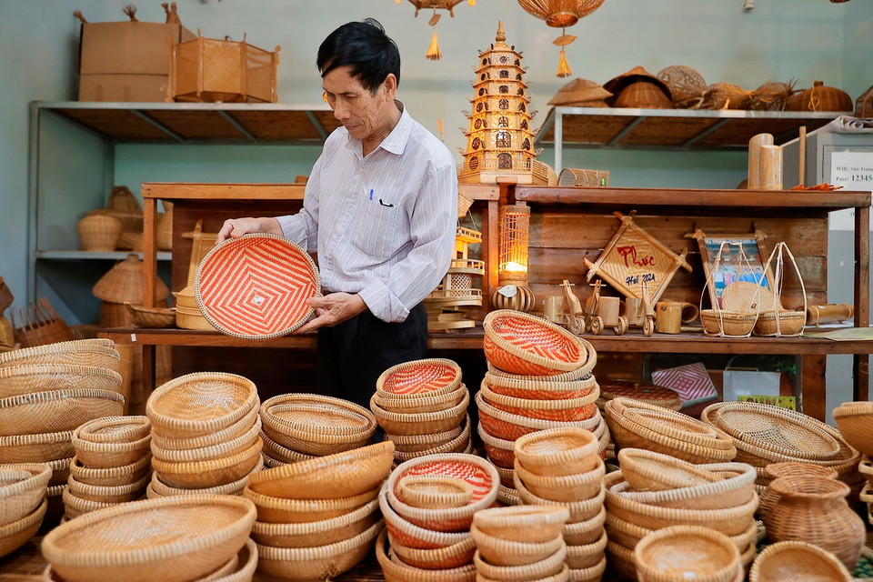 Sản phẩm tại hợp tác xã Mây tre Bao La đa dạng về mẫu mã, thân thiện với môi trường. (Ảnh: Minh Quyết/TTXVN)