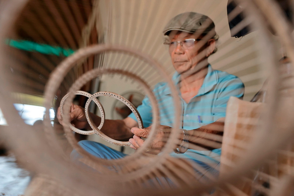 Từ những cây tre, người dân làng Bao La đã chế tác thành những sản phẩm độc đáo. (Ảnh: Minh Quyết/TTXVN)