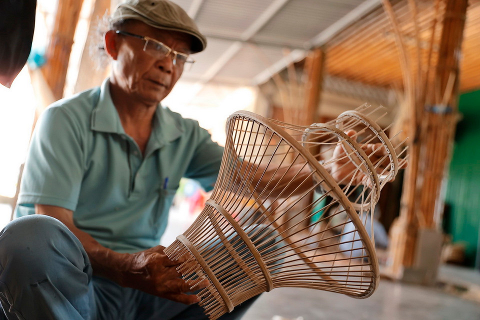 Một sản phẩm mỹ nghệ dưới bàn tay khéo léo của nghệ nhân. (Ảnh: Minh Quyết/TTXVN)