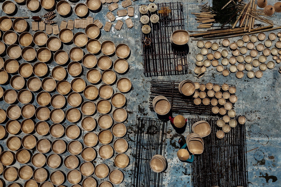 Năm 2007, Hợp tác xã Mây tre Bao La được thành lập, đánh dấu bước ngoặt quan trọng trong hành trình phát triển của làng nghề. (Ảnh: Minh Quyết/TTXVN)