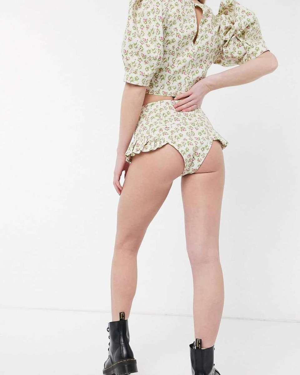 Chiếc váy khiến nhiều người liên tưởng đến chiếc bỉm trẻ con. (Nguồn: asbos_sos/Instagram)