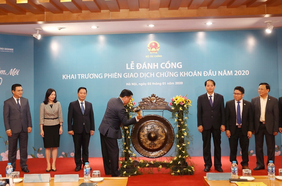 Thị trường chứng khoán Việt Nam năm 2020 biến động mạnh, nhưng là tấm gương phản chiếu rõ nét nỗi lo sợ lịch sử và kỳ vọng mãnh liệt của giới đầu tư. (Nguồn: TTXVN)