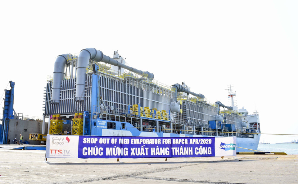 Công ty TNHH Công Nghiệp Nặng Doosan Việt Nam (Doosan Vina) xuất 3 thiết bị khử mặn khổng lồ có tổng trọng lượng hơn 2.000 tấn đến Vương quốc Bahrain. (Nguồn: TTXVN)