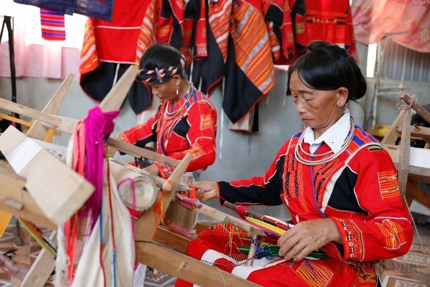 Hợp tác xã dệt thổ cẩm của phụ nữ Pà Thẻn, xã Tân Bắc, huyện Quang Bình, Hà Giang được hưởng lợi từ dự án Tăng cường quyền kinh tế cho phụ nữ tại Việt Nam (AWEEV). (Ảnh: Trần Việt/TTXVN)