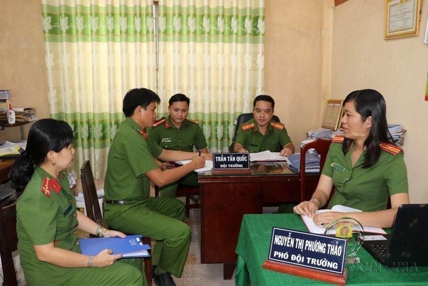 Thiếu tá Nguyễn Thị Phương Thảo, Phó đội trưởng Đội Cảnh sát quản lý hành chánh về trật tự xã hội Công an huyện Cái Bè, tỉnh Tiền Giang luôn là người công an nhân dân kiểu mẫu. Năm 2021, thiếu tá Thảo đạt danh hiệu Chiến sỹ thi đua cấp cơ sở và được Đảng ủy Công an huyện và tỉnh vinh danh điển hình tiến tiên trong học tập và làm theo tư tưởng, đạo đức, phong cách Hồ Chí Minh. (Ảnh: Hữu Chí/TTXVN)