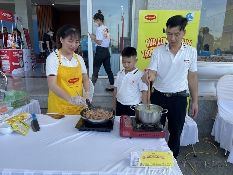 Người phụ nữ luôn giữ lửa ấm trong gia đình, mang đến những bữa cơm gia đình, tròn vị yêu thương và cuộc sống hạnh phúc. (Ảnh: Đỗ Huyền/TTXVN)