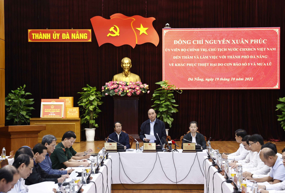 Hình ảnh Chủ tịch nước Nguyễn Xuân Phúc phát biểu tại buổi làm việc với lãnh đạo thành phố Đà Nẵng về tình hình khắc phục thiệt hại do bão số 5 và mưa lũ gây ra. (Ảnh: Thống Nhất/TTXVN)