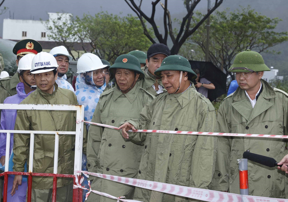 Chiều 19/10, Chủ tịch nước Nguyễn Xuân Phúc thăm hỏi, động viên và kiểm tra công tác khắc phục thiệt hại do bão số 5 và mưa lũ tại thành phố Đà Nẵng. (Ảnh: Thống Nhất/TTXVN)