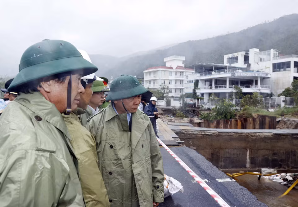 Chủ tịch nước Nguyễn Xuân Phúc và đoàn kiểm tra thực địa công tác khắc phục thiệt hại các công trình hạ tầng tại điểm sạt cuối đường Lê Văn Lương, Hoàng Sa, phường Thọ Quang, quận Sơn Trà. (Ảnh: Thống Nhất/TTXVN)