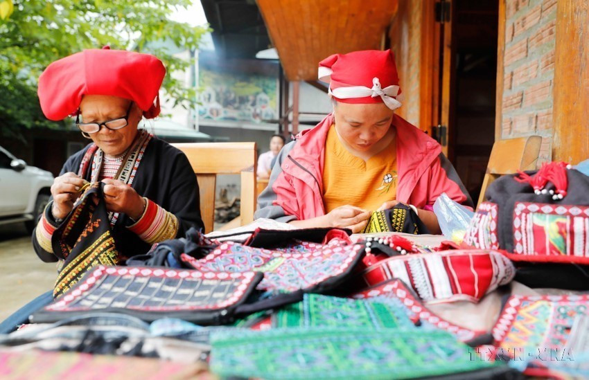 Mô hình Hợp tác xã cộng đồng Dao đỏ ở thôn Tả Chải, xã Tả Phìn, thị xã Sa Pa, tỉnh Lào Cai mở ra một hướng đi mới, tạo công ăn việc làm và đem lại thu nhập cho người dân địa phương. (Ảnh: Trần Việt/TTXVN)