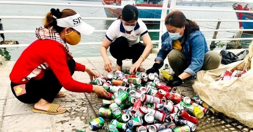 Để góp phần giảm tải rác thải, chung tay bảo vệ môi trường, thời gian qua Phụ nữ Quảng Bình Bảo Ninh, thành phố Đồng Hới, Quảng Bình thu gom rác thải nhựa từ biển vào bờ bảo vệ môi trường, xây dựng quỹ tình thương giúp trẻ mồ côi và phụ nữ có hoàn cảnh đặc biệt khó khăn. (Ảnh: TTXVN phát)