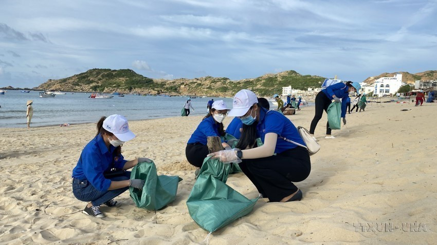 Thành viên Hội Phụ nữ xã đảo Nhơn Lý (thành phố Quy Nhơn, tỉnh Bình Định) tham gia làm sạch bãi biển, góp phần xây dựng môi trường du lịch. (Ảnh: Tường Quân/TTXVN)