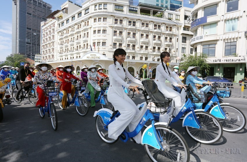 Chương trình Diễu hành Tôi yêu Áo dài Việt Nam nằm trong khuôn khổ Lễ hội Áo dài Thành phố Hồ Chí Minh lần thứ 8, năm 2022 diễn ra từ ngày 5/3-15/4/2022. (Nguồn: TTXVN)