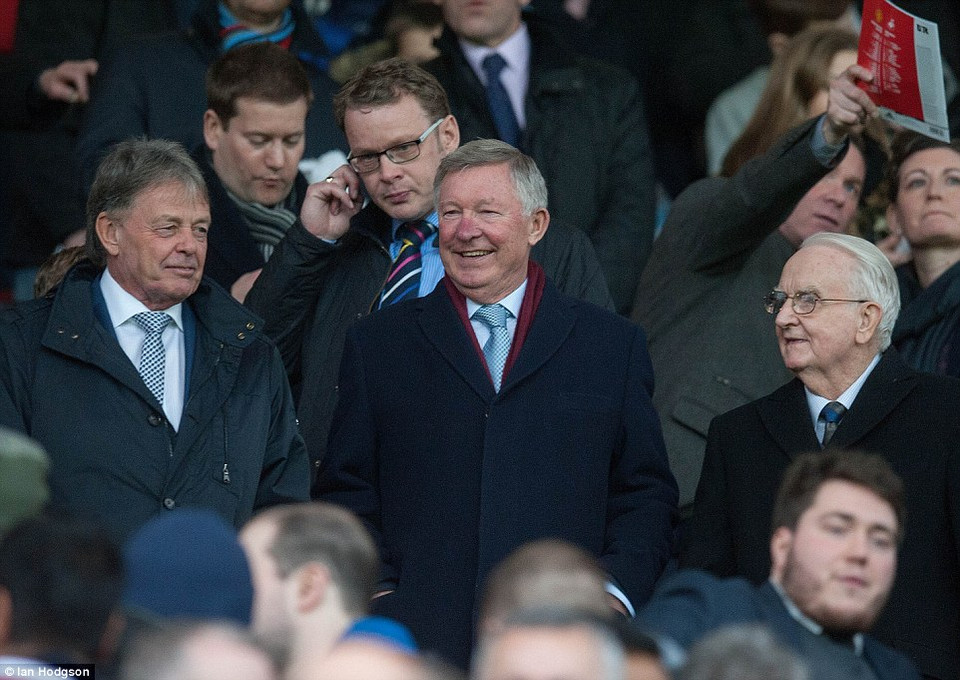 Trên khán đài, Sir Alex cũng đã có thể cười tươi. 