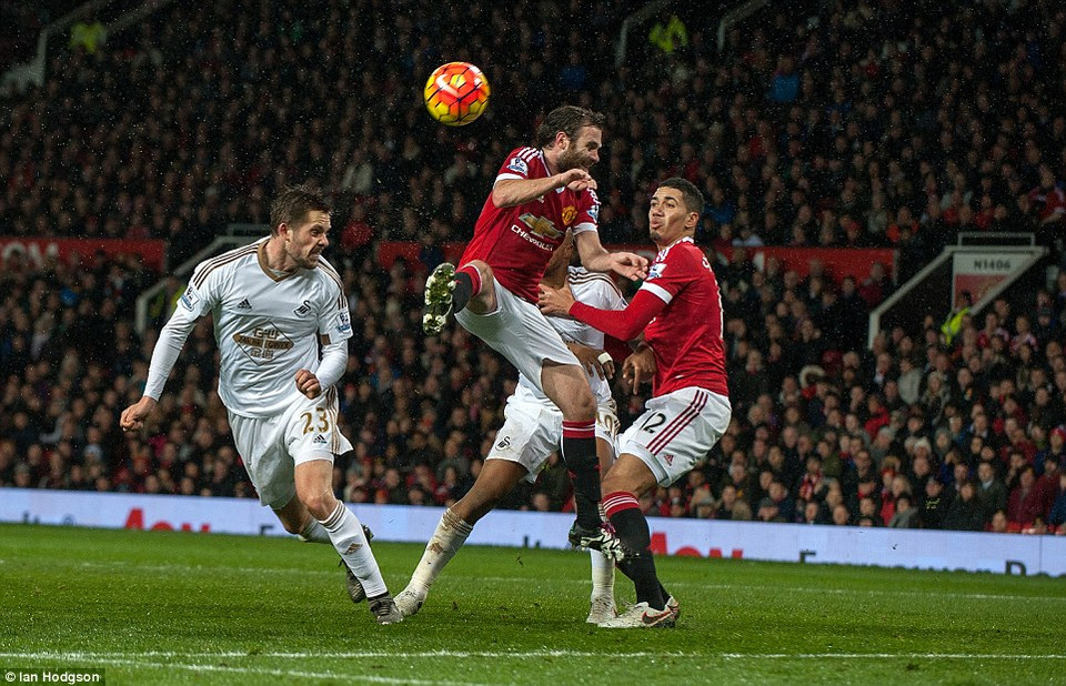 Đến phút 70, Swansea có được bàn gỡ hòa 1-1.