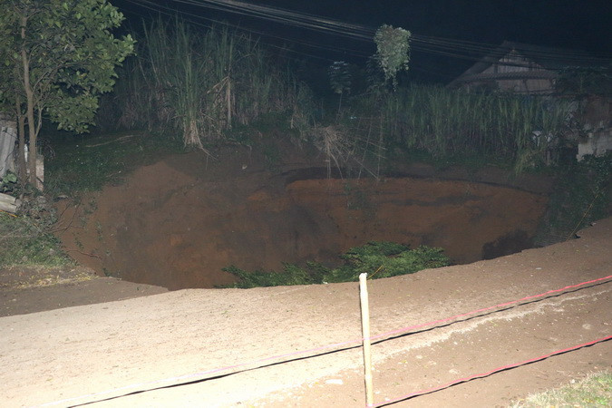 'Hố tử thần' xuất hiện vào tối 2/1. Hiện đã có 9 hộ dân nằm trong khu vực nguy hiểm phải sơ tán. (Ảnh: Bùi Đức Hiếu/TTXVN)