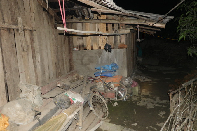 Ngôi nhà gia đình ông Nguyễn Văn Sơn nằm gần hố sụt lún đã bị ảnh hưởng gây nút tường và sàn nhà. (Ảnh: Bùi Đức Hiếu/TTXVN)