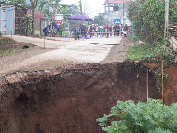 Hố sụt lún đã khoét sâu gây sụt 1 nửa tuyến tỉnh lộ 254. (Ảnh: Bùi Đức Hiếu/TTXVN)