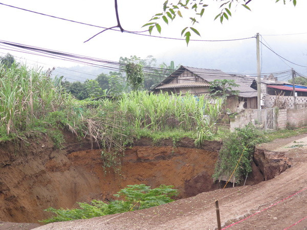 Hố sụt lún sâu khoảng 15 m, rộng chừng 7m xuất hiện ở Bắc Kạn. (Ảnh: Bùi Đức Hiếu/TTXVN)