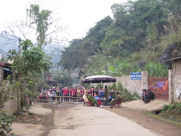 Tuyến đường 254 từ Chợ Đồn đi Ba Bể đã được ngăn lại không cho người và phương tiện đi qua khu vực sụt lún. (Ảnh: Bùi Đức Hiếu/TTXVN)