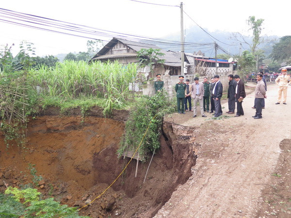 Ngay sau đó, lãnh đạo UBND tỉnh Bắc Kạn cùng cơ quan chức năng có mặt tại hiện trường để tìm phương án giải quyết. (Ảnh: Bùi Đức Hiếu/TTXVN)