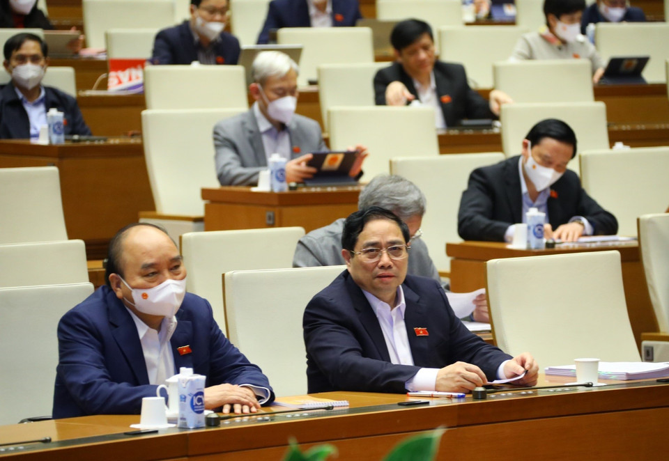 Chủ tịch nước Nguyễn Xuân Phúc, Thủ tướng Chính phủ Phạm Minh Chính và các đại biểu Quốc hội dự phiên họp sáng 7/1. (Ảnh: Văn Điệp/TTXVN)