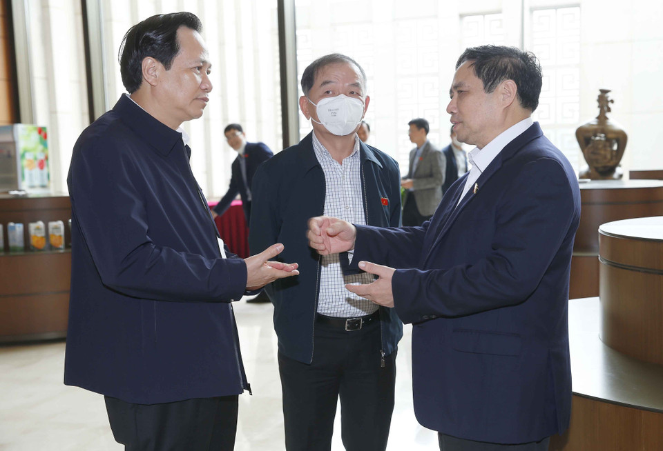 Thủ tướng Phạm Minh Chính trao đổi với các đại biểu. (Ảnh: Doãn Tấn/TTXVN)