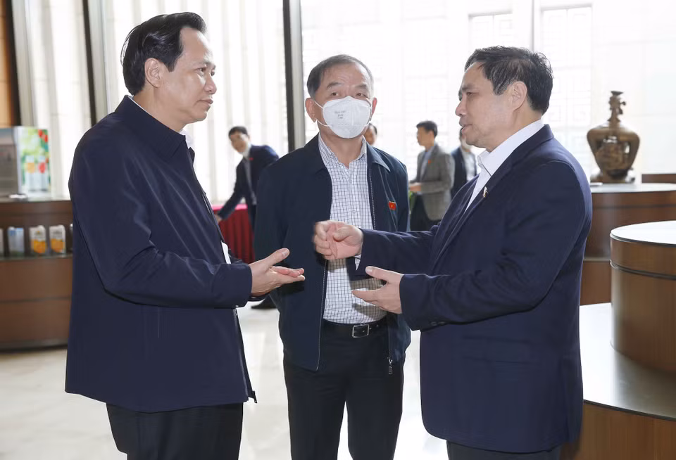 Thủ tướng Phạm Minh Chính trao đổi với các đại biểu. (Ảnh: Doãn Tấn/TTXVN)