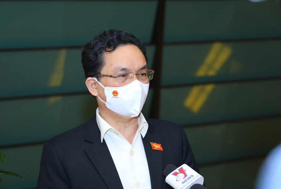 Đại biểu Quốc hội thành phố Hà Nội Hoàng Văn Cường trả lời báo chí bên hành lang Quốc hội. (Ảnh: Doãn Tấn/TTXVN)