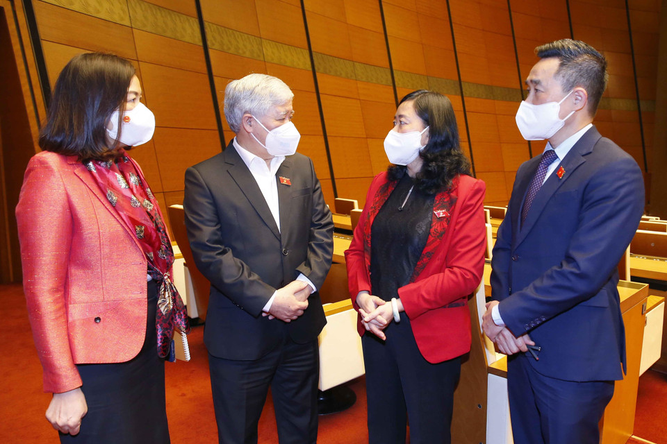 Các đại biểu trao đổi ý kiến trong giờ giải lao. (Ảnh: Doãn Tấn/TTXVN)