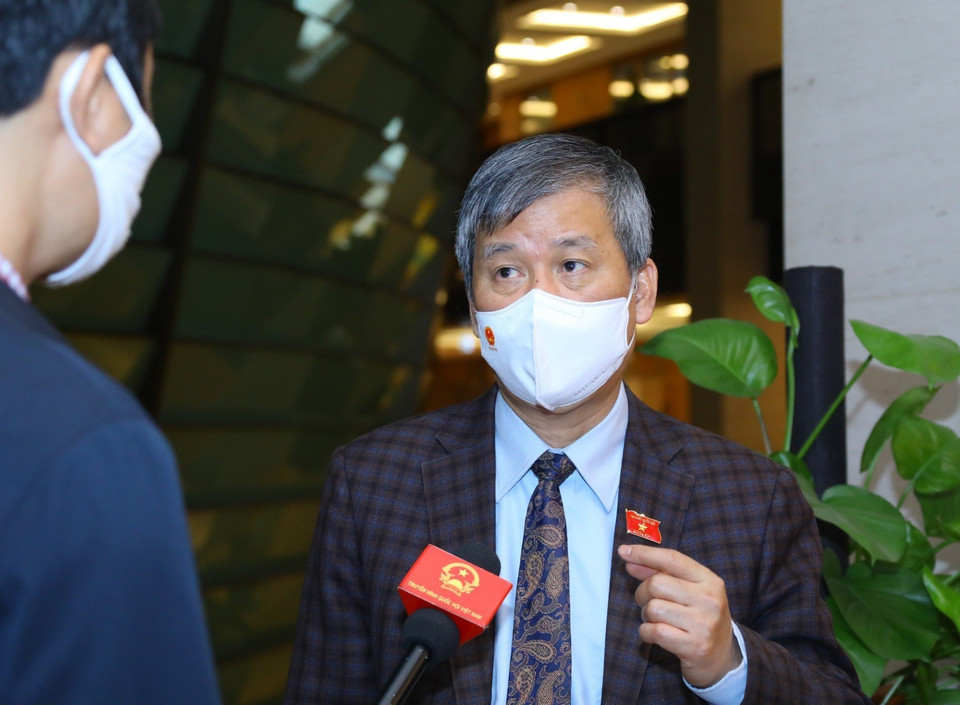 Đại biểu Quốc hội thành phố Hà Nội Nguyễn Anh Trí trả lời báo chí bên hành lang Quốc hội. (Ảnh: Doãn Tấn/TTXVN)