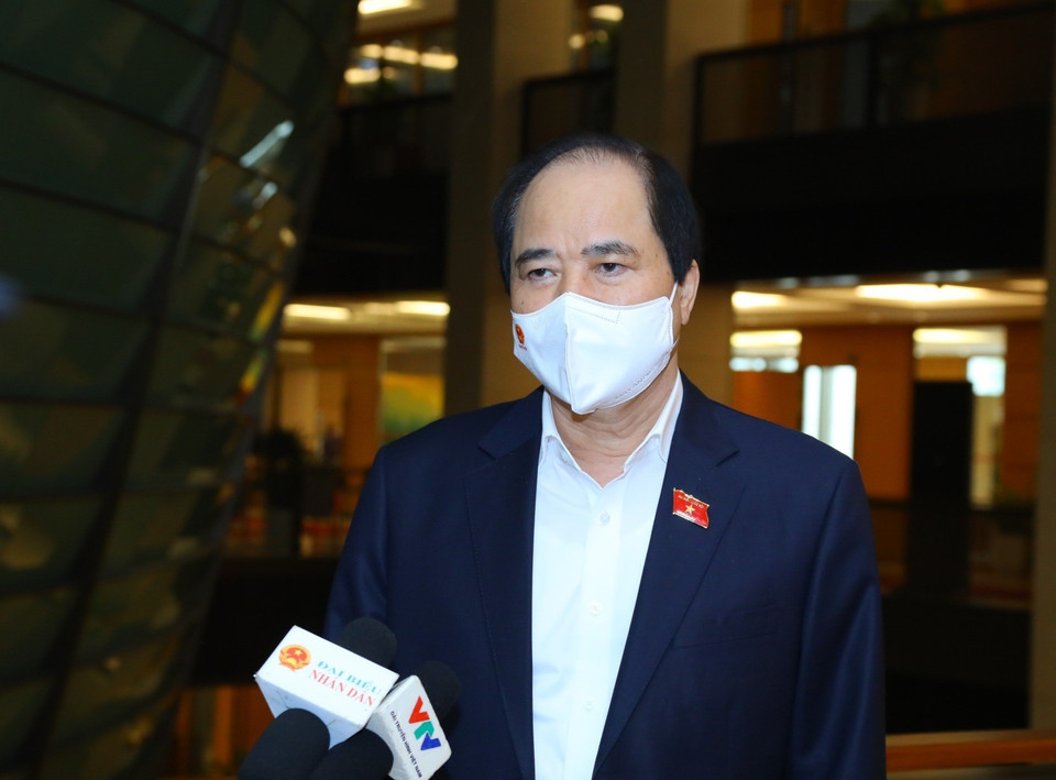 Đại biểu Quốc hội thành phố Hà Nội Trương Xuân Cừ trả lời báo chí bên hành lang Quốc hội. (Ảnh: Doãn Tấn/TTXVN)