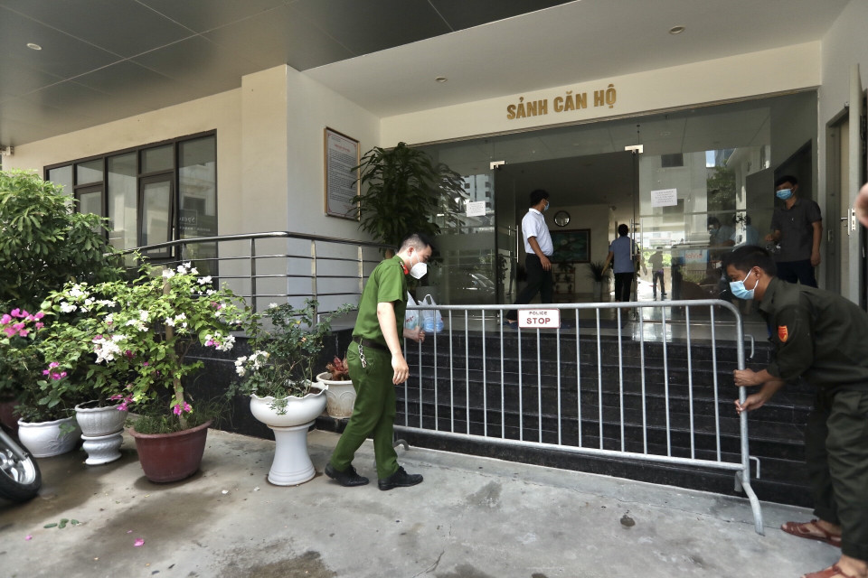Lực lượng chức năng phong tỏa tạm thời khu chung cư nơi ở của bệnh nhân. (Ảnh: Minh Quyết/TTXVN)