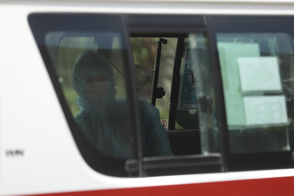 Hai trường hợp F1 liên quan đến bệnh nhân COVID-19 tại chung cư Thanh Xuân Building được đưa đi cách ly. (Ảnh: Minh Quyết/TTXVN)