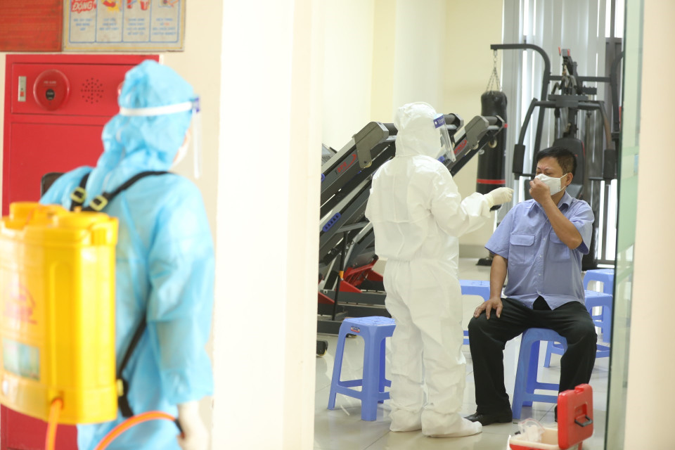 Những người liên quan ca mắc mới được lấy mẫu xét nghiệm.(Ảnh: Minh Quyết/TTXVN)