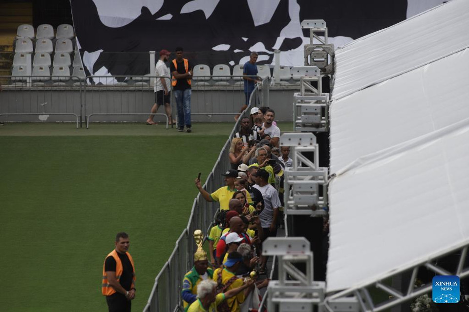 Tất cả đều muốn được lần cuối nhìn thấy 'Vua bóng đá.' (Nguồn: Xinhua)