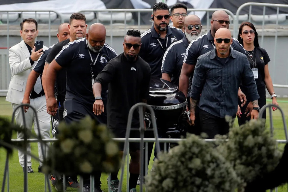 Linh cữu của 'Vua bóng đá' Pele được đưa đến sân Vila Belmiro. (Nguồn: Reuters)