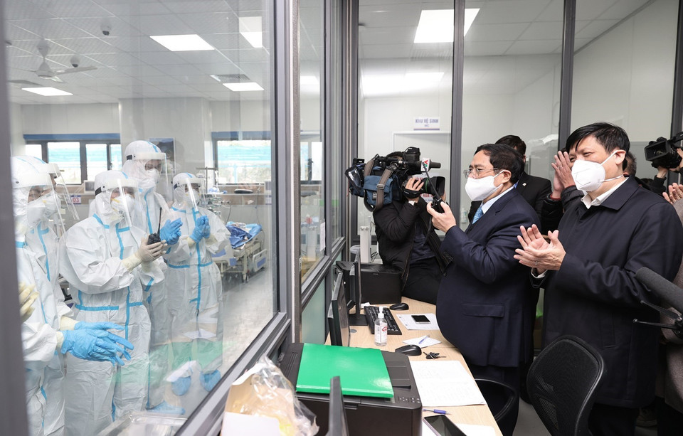 Thủ tướng Phạm Minh Chính thăm hỏi , động viên các y, bác sỹ đang điều trị cho các bệnh nhân COVID-19. (Ảnh: Dương Giang/TTXVN)