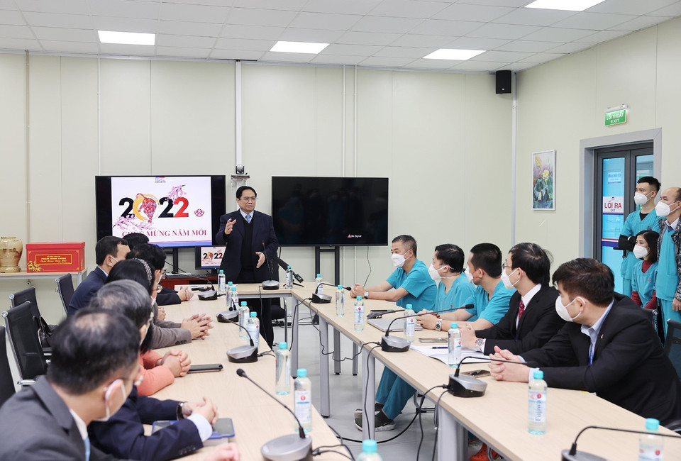 Thủ tướng Phạm Minh Chính thăm, chúc Tết các bác sỹ, y sỹ Bệnh viện điều trị người bệnh COVID-19. (Ảnh: Dương Giang/TTXVN)