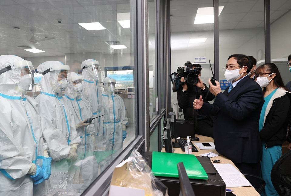 Thủ tướng Phạm Minh Chính thăm, chúc Tết các bác sỹ, y sỹ Bệnh viện điều trị người bệnh COVID-19. (Ảnh: Dương Giang/TTXVN)