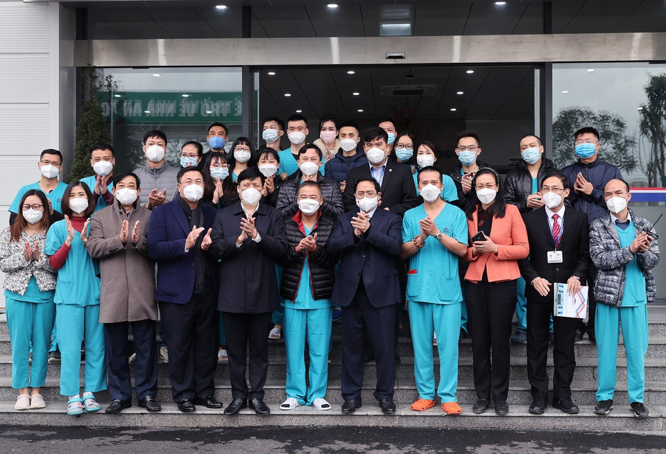 Thủ tướng Phạm Minh Chính với các bác sỹ, y sỹ, nhân viên y tế Bệnh viện điều trị người bệnh COVID-19. (Ảnh: Dương Giang/TTXVN)