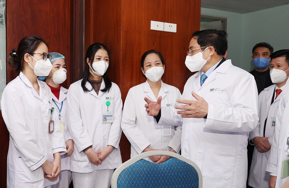 Thủ tướng Phạm Minh Chính thăm, động viên các y, bác sỹ Bệnh viện Nhi Trung ương. (Ảnh: Dương Giang/TTXVN)