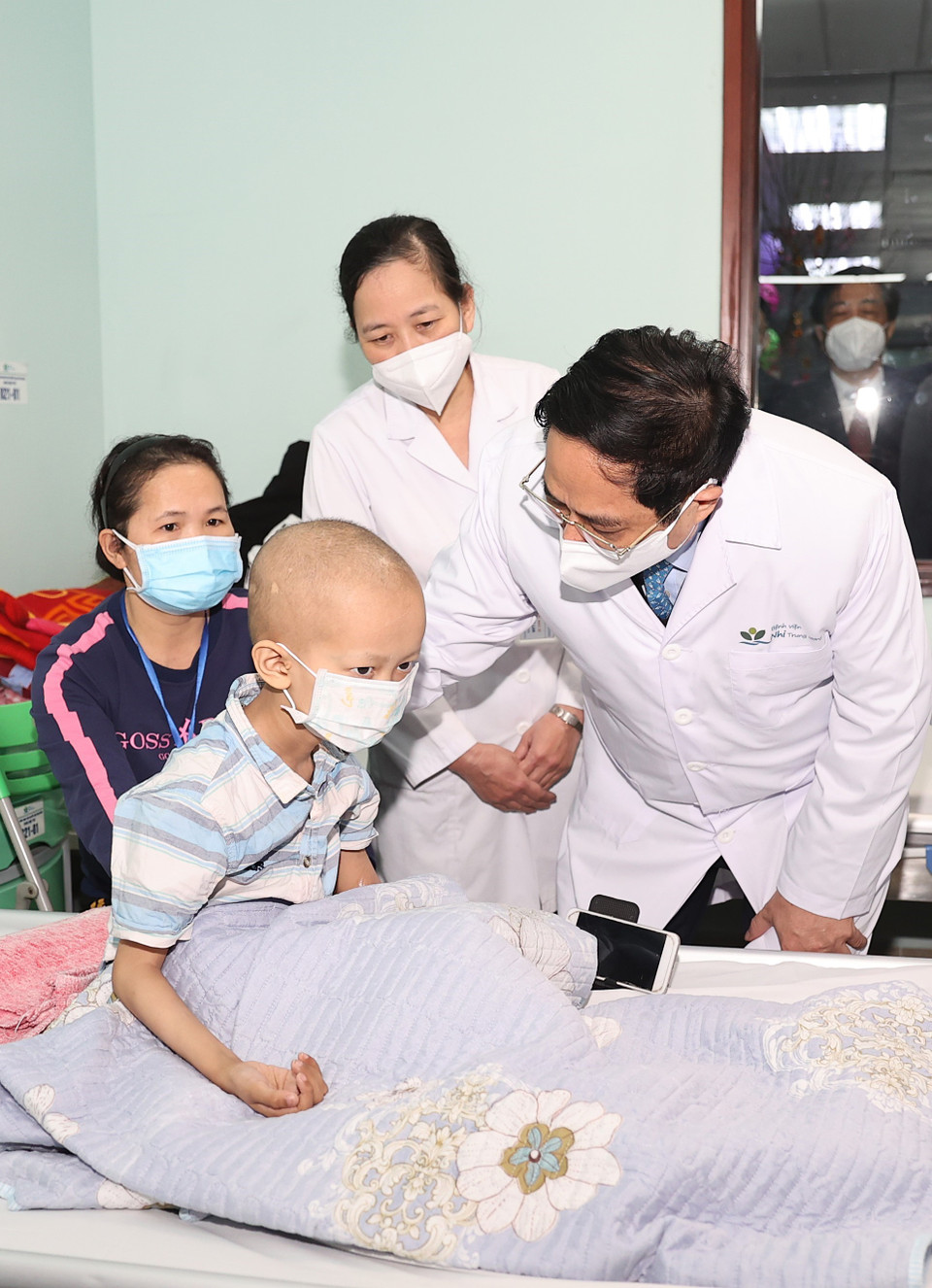 Thủ tướng Phạm Minh Chính thăm, tặng quà cho các bệnh nhi đang điều trị tại Bệnh viện Nhi Trung ương. (Ảnh: Dương Giang/TTXVN)